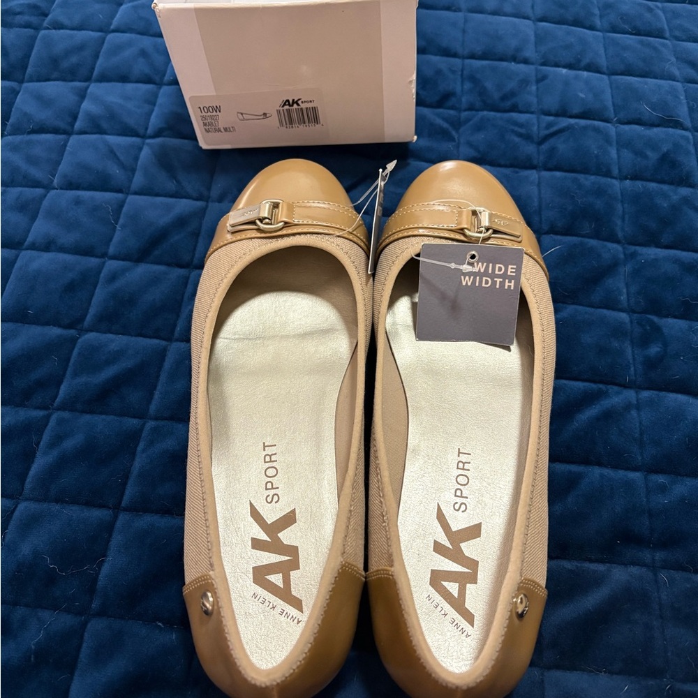 NWT Women's 10 wide Tan and Cream flats